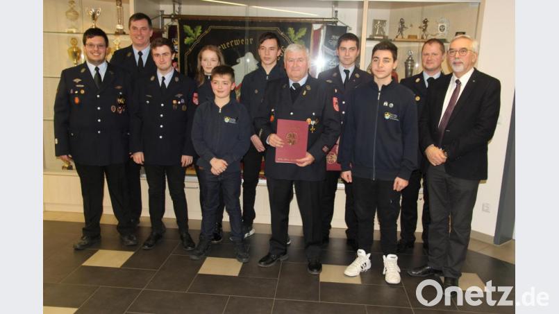 In der Jahreshauptversammlung wurden verdiente Mitglieder geehrt. Unser Bild zeigt sie mit Feuerwehrverantwortlichen und den Ehrengästen. Bild: ral
