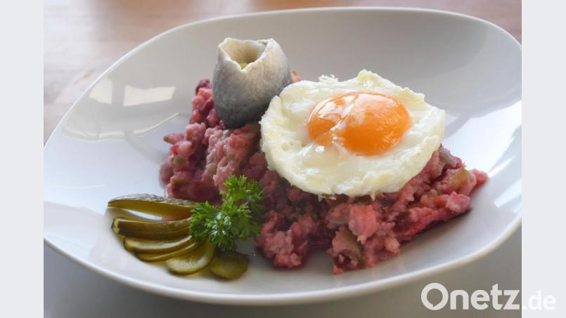 Serviert wird Labskaus traditionell mit Rollmops, Spiegelei und sauerer Gurke. Bild: Gabi Schönberger