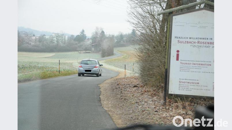 Er ist eine bequeme Abkürzung, der Kempfenhofer Weg, und ein Schild heißt die Touristen „Willkommen in Sulzbach-Rosenberg. Bild: Joachim Gebhardt