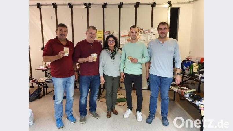 Zweiter Vorsitzender Thomas Milde (rechts) freut sich mit den Gewinnern des Preisschafkopfs der DJK Gebenbach. Eine Kiste Bier und neue Spielkarten trösten Andrea Sebast-Birner über den letzten Platz hinweg. Erster wird Timo Kohler (Zweiter von rechts), den zweiten Platz macht Jürgen Bernhard (Zweiter von links), Karlheinz Klier wird Dritter. Bild: wih