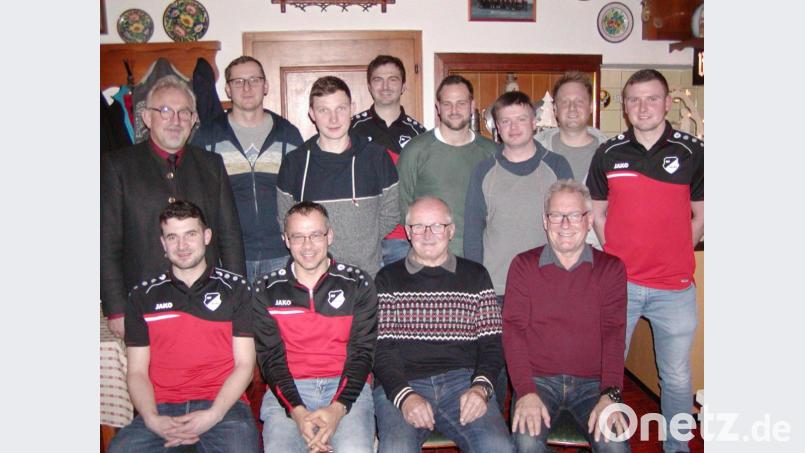 Das neugewählte Führungsteam des SV Wurz mit (stehend, von links) Bürgermeister Rudolf Schopper, Sven Gleißner, Matthias Bösl, Christian Pausch, Christian Fritsch, Stefan Fütterer, Tim Schlecht und Simon Bösl. Sitzend, von links: Florian Rupprecht, Andreas Fütterer, Reinhold Rupprecht und Heinz Siebert. Bild: tok