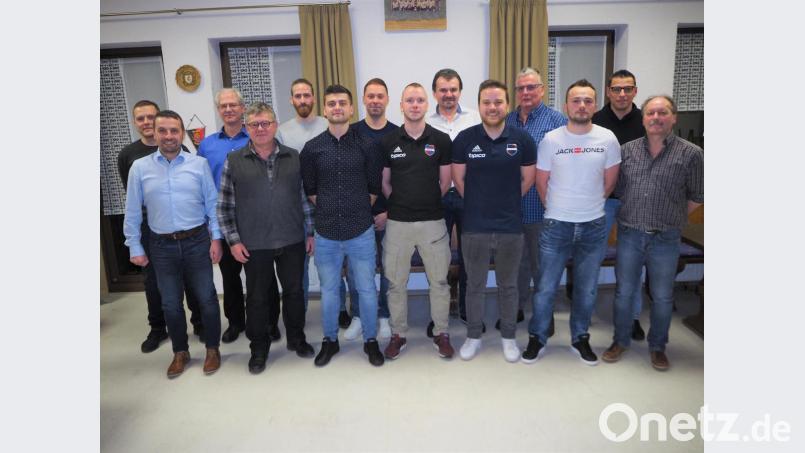 Von Amtsmüdigkeit oder fehlendem Engagement im Ehrenamt kann beim FC Vorbach keine Rede sein. Jung und frisch präsentiert sich auch der Vorstand. Ihm gehören an: (von links) Robert Schmid, Stefan Kynast, Stephan Meier, Walter Biersack, Jonas Regner, Niko Lautner, Benni Retzer, Niko Biersack, Hans Wiesnet, Julian Rauh, Gerhard Wilterius, Marco Lautner, Dieter Biersack und Georg Wiesent. Es fehlt Annemarie Müller, die Leiterin der Damenriege. Bild: wmi