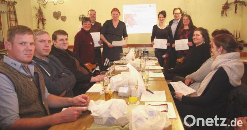 Die CWG-Kandidaten Lucia Mois, Manfred Wendl, Bettina Bihler, Christina Bauer, Jürgen Neuber und Daniela Schönberger (stehend von links) stellten das Wahlprogramm der &quot;Christlichen Wählergemeinschaft&quot; für die Stadt und den Landkreis Schwandorf vor. Bild: Hirsch
