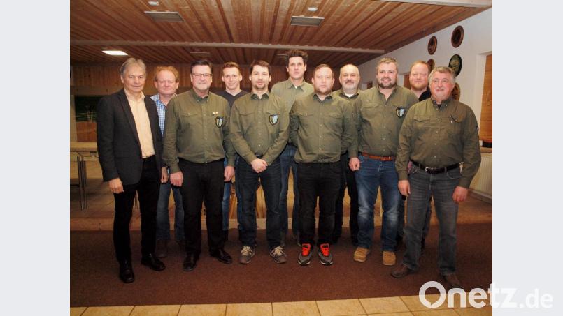 2. Bürgermeister Josef Weinfurtner (links) gratulierte dem neugewählten Vorstand des Fischereivereins mit Dieter Teich (vorne, Zweiter von links) an der Spitze. Bild: sön