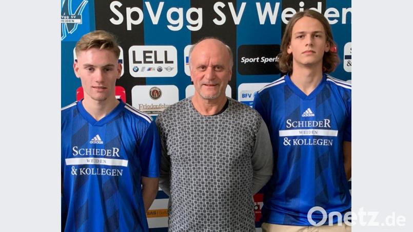 Die SpVgg SV Weiden hat die U19-Spieler Clemens Käs (links) und Felix Behnke mit einem Vertrag ausgestattet. Mit im Bild Teammanager Hannes Beer. Bild: A. Schwarzmeier