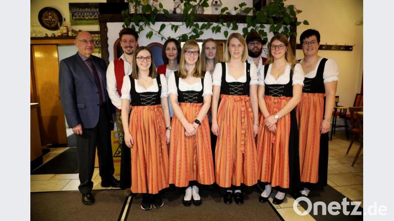 Georg Schmid (links), stellvertretender Kreisvorsitzender des Nordbayerischen Musikbundes, und Vorsitzenden Diana Raab (rechts) ehren die langjährigen Aktiven (ab Zweitem von links) Daniel Eger, Marie Schneider, Martina Prey, Nadine Spachtholz, Katrin Ries, Claudia Zinkl, Stefan Schatz und Larissa König. Bild: akp