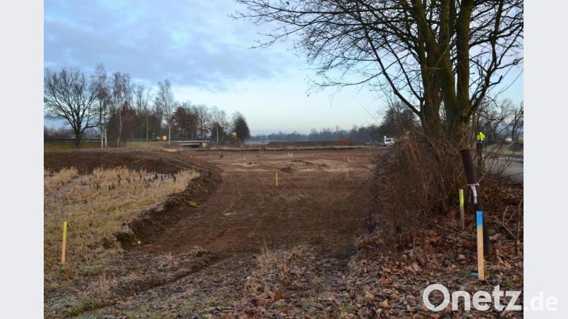 Während des Düker-Umbaus wird für einen Teil des Radwegs am Flutkanal (rechts) ein Behelfsradweg eingerichtet. Dessen Verlauf zeigen die gelben Pflöcke. Entlang der roten Holzpflöcke (Bildmitte) wird das spätere Umleitungsgerinne des Flutkanals verlaufen. Bild: shl