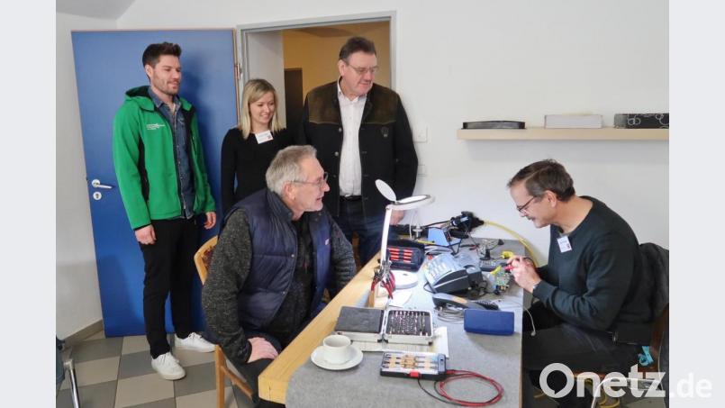 Mit Projektleiterin Linda Trager vom ZEN freuen sich auch Bürgermeister Hans-Martin Schertl (hinten rechts) und Jacob Kohler vom Jugendtreff (links) über das große Interesse am Repair-Café in Vilseck. Fünf sachkundige Reparateure kümmern sich am Eröffnungstag um defekte Gegenstände. Bild: rha