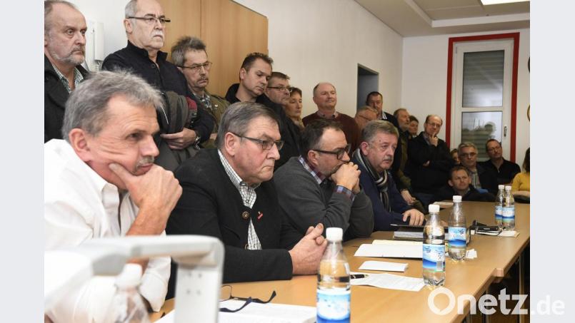 Gemeinderatssitzung zur Zulassung des Bürgerentscheids &quot;Stoppt den Rathausumbau&quot; im Feuerwehrhaus Ammerthal Bild: Petra Hartl