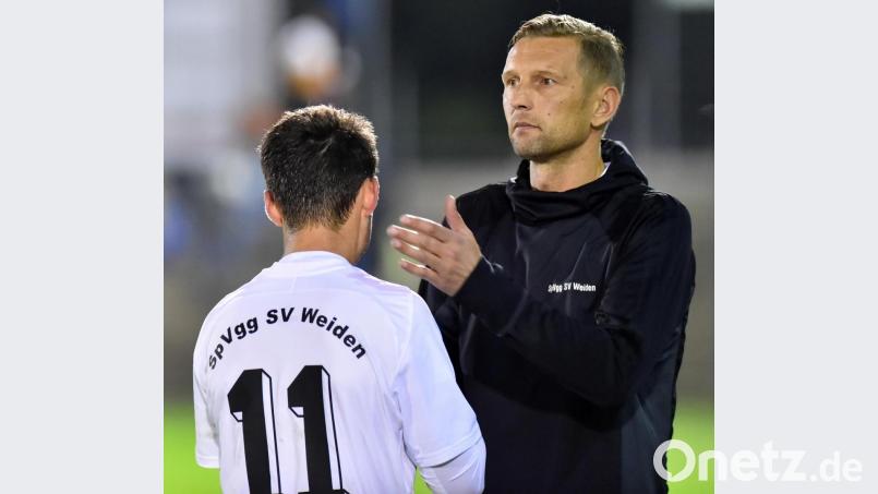 Andreas Scheler (rechts) trainiert die Spieler der SpVgg SV Weiden auch in der Saison 2020/21. Die Vertragsverlängerung gab der Verein am Dienstag bekannt. Bild: af