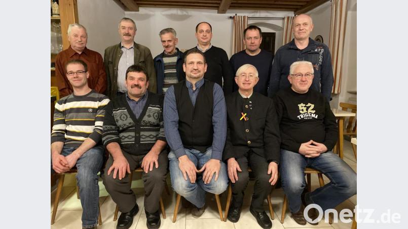 Die achtköpfige Kandidatenriege der Freien Wähler mit ihren Ehrengästen; vorn der Listenführer Josef Bäumler (Zweiter von links). Bild: eig