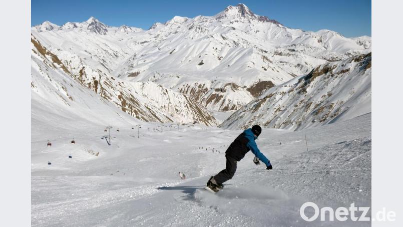 Egal ob Snowboarden, Skifahren, Langlauf, Rodeln oder Eisstockschießen – Wintersport macht nicht nur Spaß, sondern hält auch richtig fit. Bild: Florian Sanktjohanser/dpa