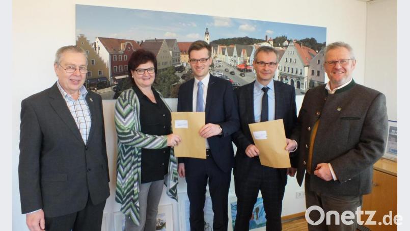 Oberbürgermeister Andreas Feller (rechts) übergab zusammen mit Walter Zurek, Leiter der Städtischen Fernwärmeversorgung (links), und Birgit Eichinger von der Städtischen Fernwärmeversorgung die Förderbescheide für Neukunden an Maximilian Meiler (Mitte) und Helmut Ascher (Zweiter von rechts). Bild: exb/Maria Schuierer