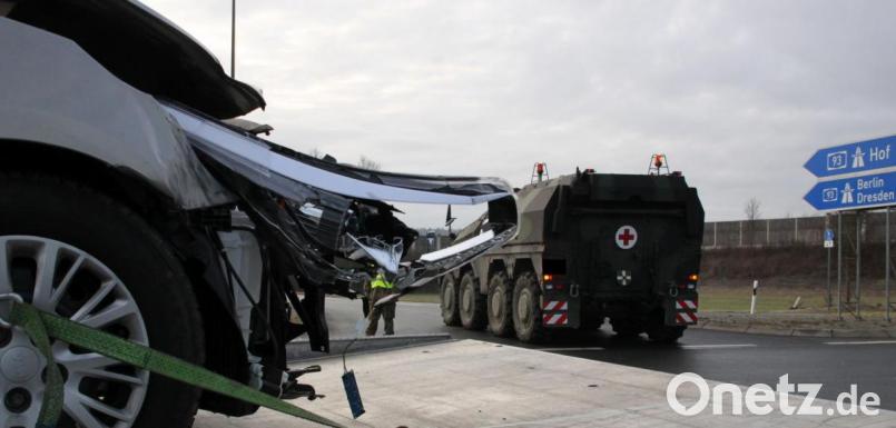 Total eingedrückt wurde der Frontbereich des Pkw bei dem Zusammenstoß mit dem Panzer. Laut Polizei entstand an dem Auto Totalschaden. Bild: za