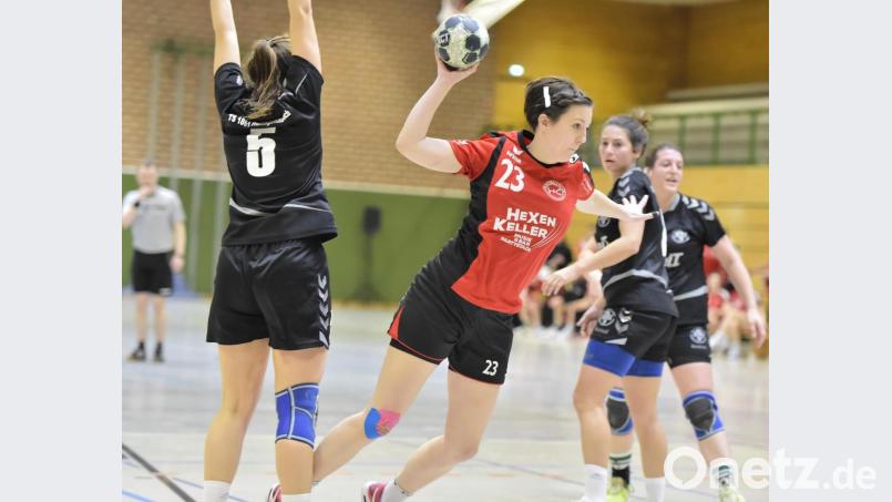 Die Sulzbacher Kreisläuferin Tanja Häckl (am Ball) wirft per Falllwurf vom Gästekreis. Die Abwehraktion der Hezogenauracherin Lena Kräck (links kommt zu spät. Bild: Ziegler