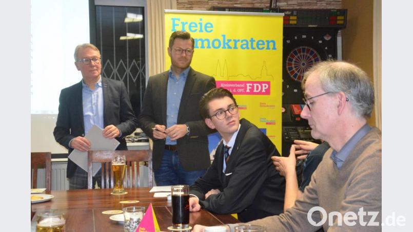 Die Weidener Liberalen stellen ihr umfangreiches Kommunalprogramm vor. Unter dem Slogan "Wer Weiden liebt" werden Themen wie Sicherheit, Sauberkeit und Nachhaltigkeit angesprochen. Bild: Kunz