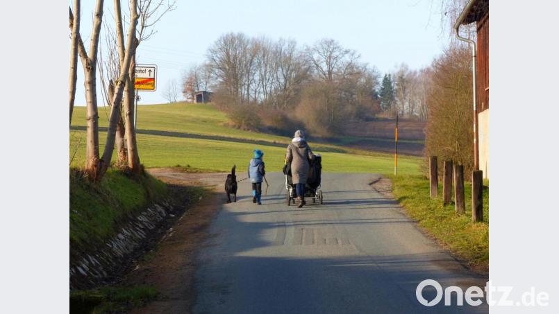 Ein gefährlicher Spaziergang: Jeden Moment kann ein Auto auftauchen. Die meisten fahren hier zu schnell, meinen die Anwohner. Bild: exb