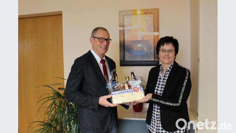 Dr. Norbert Fischer verstärkt die ambulante Behandlung im MVZ Waldsassen. Das freut auch MVZ-Geschäftsführerin Bettina Wolf. Bild: Michael Reindl, Kliniken Nordoberpfalz AG/exb