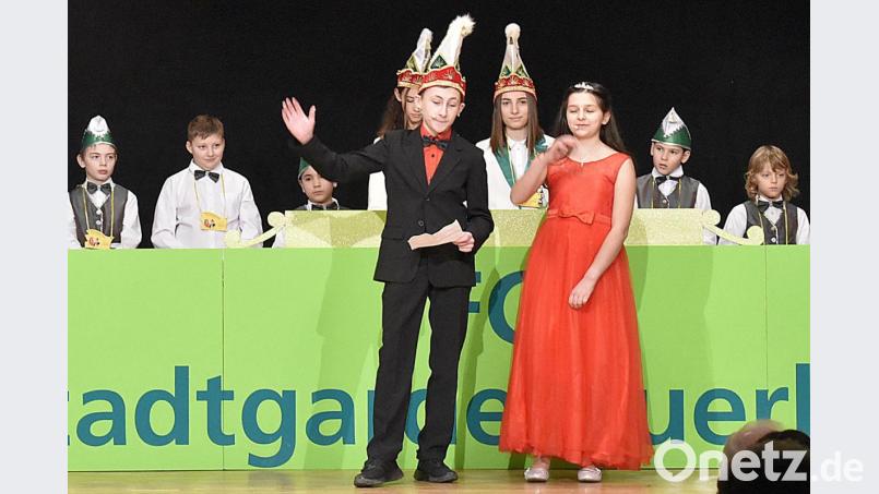 Luisa I. und Elias I. wünschen mit ihrem fröhlichen Helau gute Unterhaltung. Bild: Karl Schwemmer