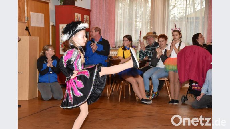 Hoch das Bein: Funkenmariechen Sophie der Faschingsgarde Krummennaab zeigt, was es kann. Bild: hcz