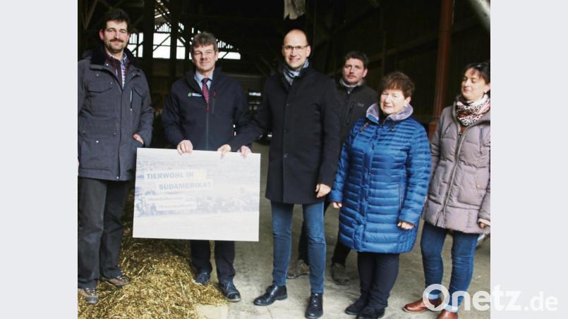 Stallgespräch vor der Grünen Woche: (von links) Milchbauer Bernhard Wiesner, Kreisobmann Peter Beer, Vize-BBV-Bezirkspräsident Ely Eibisch, Landwirt Martin Bäuml, Kreisbäuerin Brigitte Trummer und Hofherrin Heidi Wiesner. Bild: jrh