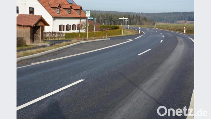 In diesem Bereich der Bushaltestelle (links) an der TIR 40 fordern die Gemeinderäte Tempo 70, zumal die Haltestelle in einem Kurvenbereich liegt. Bild: jr