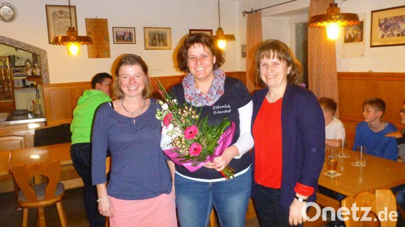 Ob es ums Musikspielen geht oder um organisatorische Aufgaben: Anita Blohmann (Mitte) ist immer zur Stelle. Dafür gibt es in der Jahreshauptversammlung Lob und Dank von Dirigentin Veronika Hille und Vorsitzender Heidi Banzer (von links). Bild: njn