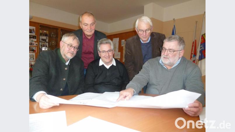 Bürgermeister Armin Schärtl (von rechts) begutachtet zusammen mit Stellvertreter Kurt Koppmann, Stadtpfarrer Hannes Lorenz, Amtsleiter Reinhard Schlosser und BRK-Kreisgeschäftsführer Otto-Josef Langenhan den Vorentwurf für die Übergangslösung des städtischen Kindergartens in Modul-Bauweise. Bild: Portner