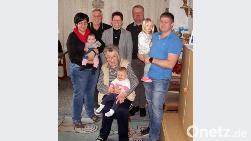 Viele Gratulanten überbrachten Maria Meier die besten Wünsche zum runden Geburtstag. Bild: agr