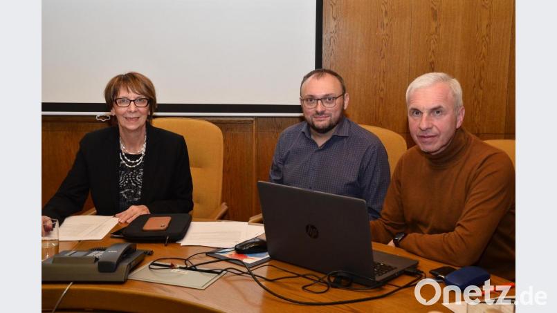 Bürgermeisterin Margit Kirzinger und ihr Stellvertreter Markus Bauriedl freuen sich mit Kämmerer Karl Schmid (von links) über den ausgeglichenen Rekordhaushalt ohne jegliche Verschuldung. Bild: fjo
