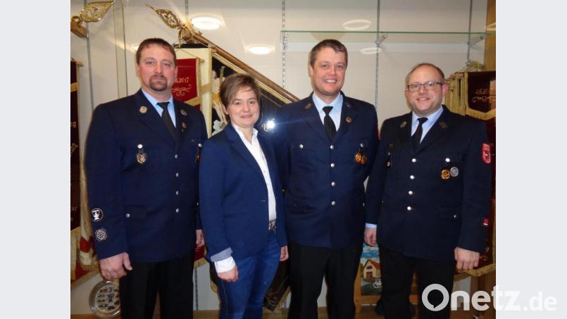 Klaus Spachtholz (Zweiter von rechts) ist durch die Aktiven der Feuerwehr Winklarn erneut zum zweiten Kommandanten gewählt worden. Dazu gratulierten (von links) Kommandant Peter Killermann, Bürgermeisterin Sonja Meier und Vorsitzender Stefan Pregler. Bild: amö