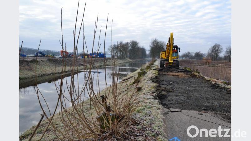 Im Baustellenbereich des Waldnaab-Dükers ist der bisherige Fuß- und Radweg vorerst nicht nutzbar. Bagger tragen seit Montag die Asphaltdecke ab. Bis in vier Wochen soll die Ausweichstrecke angelegt sein. Bild: shl