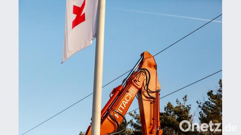 Beim Abladen eines Baggers kappte der Ausleger eine Stromleitung. Die Spur des Kontakts ist zu erkennen. Bild: Hösamer