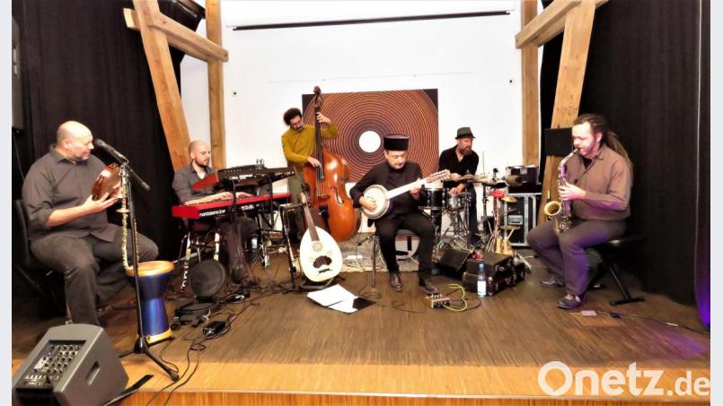 Harrycane Orchestra lässt die Kunsthausbühne zum musikalischen Kunstwerk werden. Bild: ubb