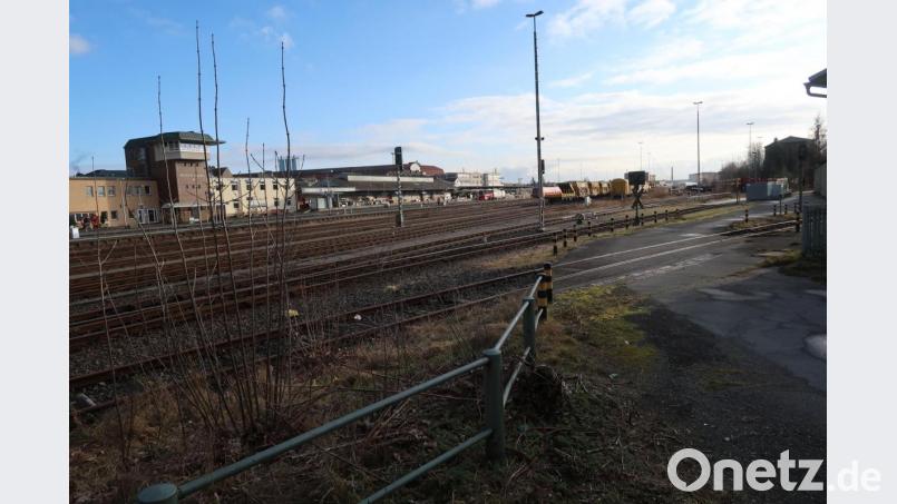 Die Weidener Liberalen können sich an der westlichen Seite des Bahnhofs, am Ende der geplanten Verlängerung des Fußgängertunnels, den Platz für einen neuen ZOB vorstellen. Bild: Kunz