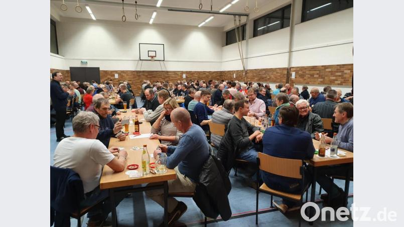 Die Turnhalle der Grundschule ist beim Preisschafkopf der DJK Gebenbach gut gefüllt. Bild: wih