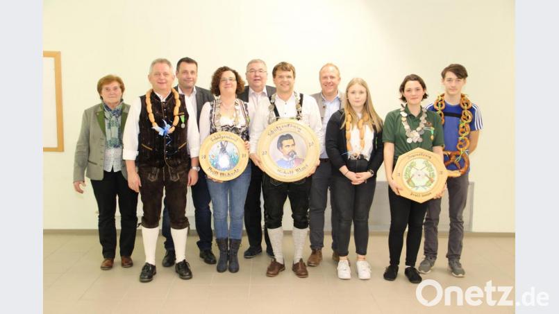 Die Ehenbachtaler Schützen aus Holzhammer küren ihre neuen Würdenträger (von links): OSB-Vizepräsidentin Herta Zeiler, Vorsitzender Hans-Jürgen Ulrich, Zweiter Bürgermeister Uwe Bergmann, Schützenliesl Michaela Prüll, Bürgermeister Josef Reindl, Schützenkönig Klaus Uschald, Stadtrat Marcus Eichenmüller, Hanna Pröls, Sonja Prüll und Wolfgang Biller. Bild: ffl