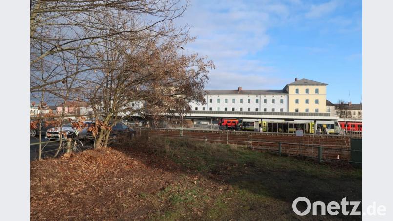 Die Weidener Liberalen können sich an der westlichen Seite des Bahnhofs, am Ende der geplanten Verlängerung des Fußgängertunnels, den Platz für einen neuen ZOB vorstellen. Bild: Kunz