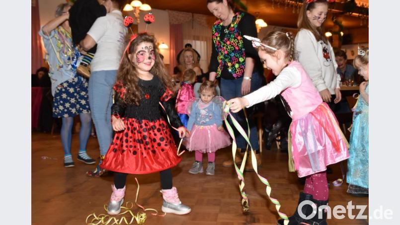 Marienkäferchen, Einhorn und in der Mitte ein kleiner Schmetterling: Alle haben ihren Spaß beim Kinderfasching der &quot;Altbairischen&quot;. Bild: hcz