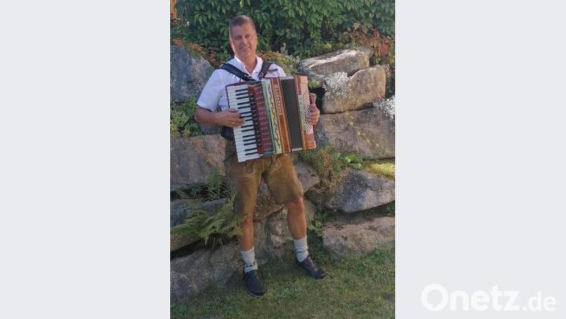 Seit vielen Jahren ist Michael Ponader in der Volks - und Unterhaltungsmusik, in der Blasmusik oder als Alleinunterhalter mit dem Akkordeon unterwegs. Bei den „Flotten Saiten“ spielt er auf der Zither traditionelle Volksmusik. Zusammen mit seinen Söhnen, bekannt als „Ponader Boum“, spielt er mit fränkischer - oberpfälzischer Musik auf Feierlichkeiten auf. Zudem ist er als Referent für den Landesverein für Heimatpflege in Sachen Verbreitung der Volksmusik unterwegs. Bild: M. Ponader