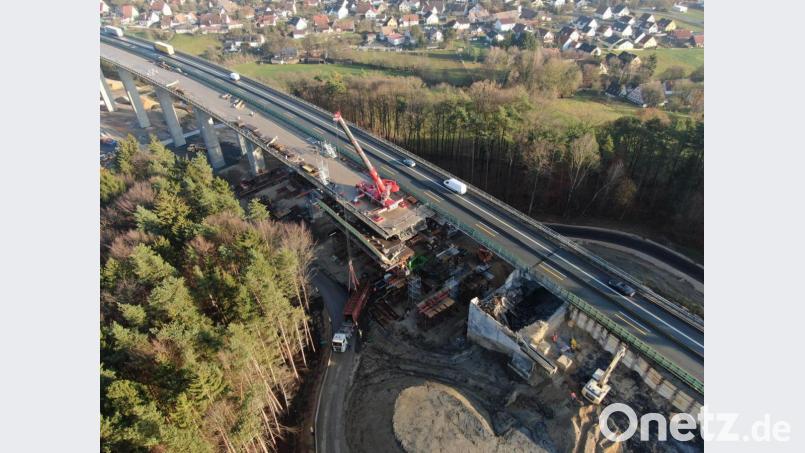 Es tut sich gehörig etwas auf der Brückenbaustelle Unterrieden an der A6 zwischen Alfeld und Altdorf: Auch in den kommenden Wochen wird die Brücke peu à peu abgebaut. Bild: exb/Autobahndirektion Nordbayern