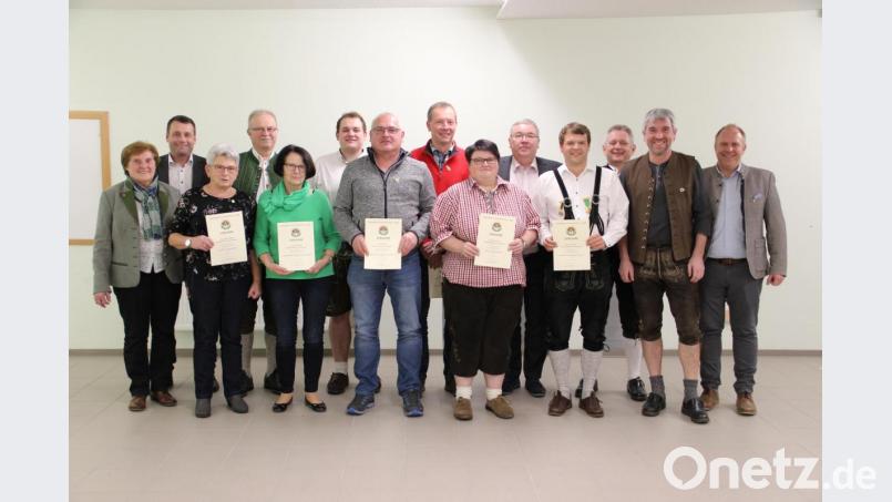 Einige Ehenbachtaler-Mitglieder werden ausgezeichnet (von links): Herta Zeiler, Uwe Bergmann, Margarete Schmidt, Berthold Pinzer, Angela Kumeth, Fabian Rom, Thomas Prüll, Johann Friedl, Manuela Friedl, Bürgermeister Josef Reindl, Klaus Uschald, Vorsitzender Hans-Jürgen Ulrich, Werner Schlosser, Markus EIchenmüller. Bild: ffl