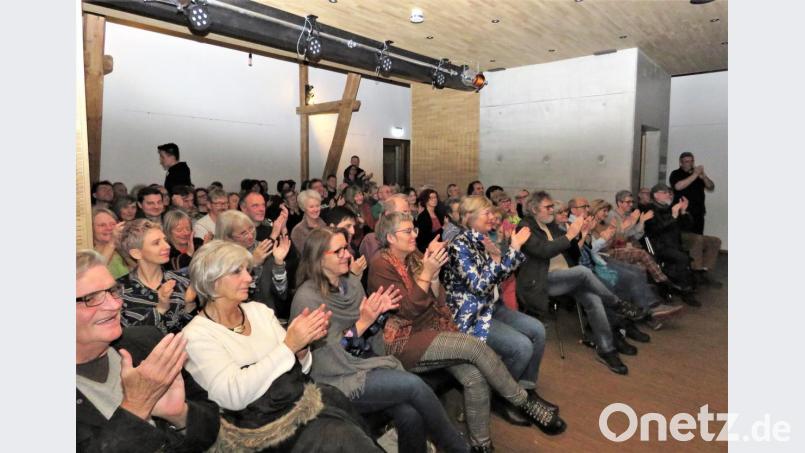 Das Publikum klatscht respektvoll, aber durchwegs kräftig, Applaus für die Darbietungen auf der Bühne. Bild: ubb