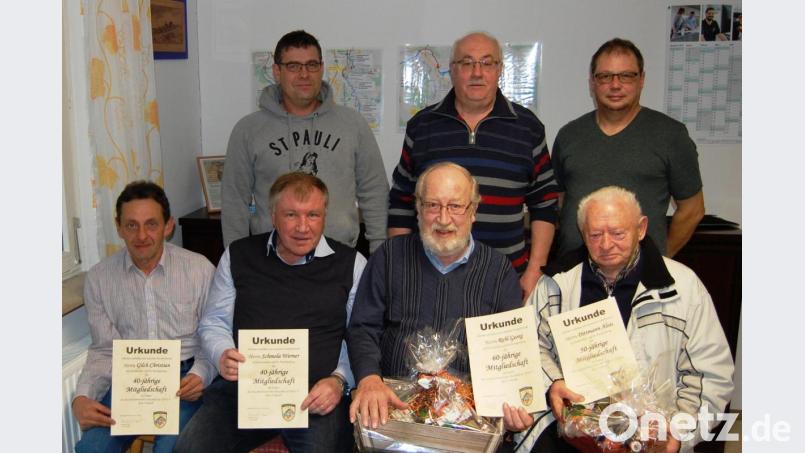 Bernhard Weiß, Vorsitzender des Kreisfischereivereins (hinten, Mitte), ehrt in der Jahreshauptversammlung langjährige Mitglieder. Bild: sm