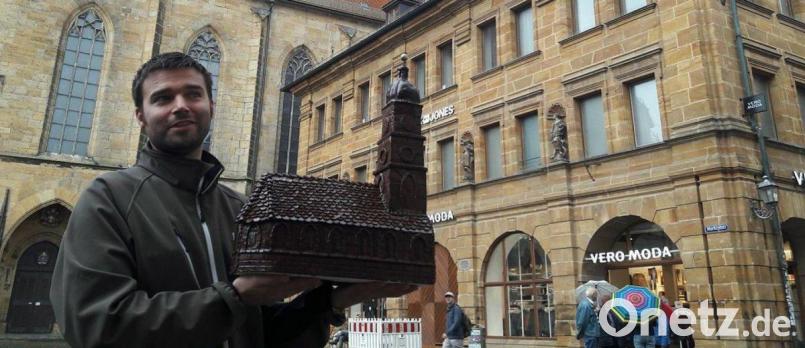 Eine Schoko-Basilika fertigte der Koch und Konditor Kilian Schön 2016 zur Eröffnung seines Ladens am Marktplatz. Dort verkauft der Amberger auch weiterhin süße Leckereien aus eigener Herstellung. Bild: tk
