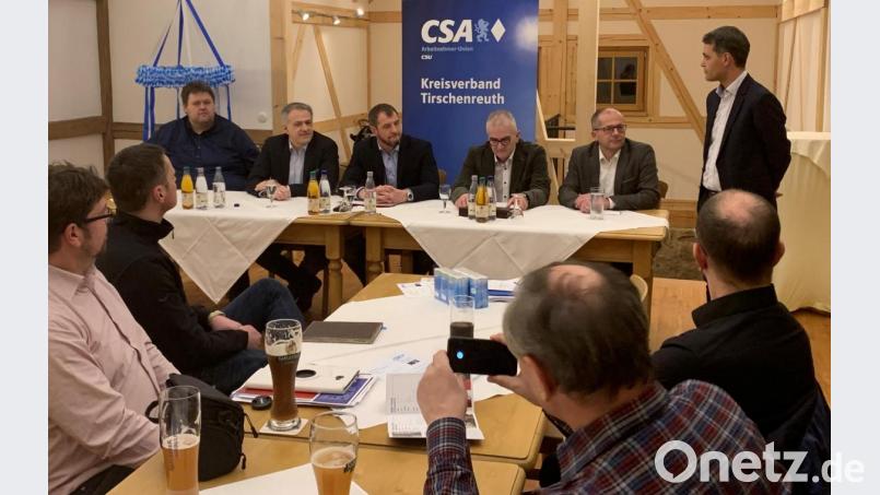 Die beiden Kreisvorsitzenden Leonhard Zintl (rechts) hatte zusammen mit Huberth Rosner (Tischmitte) je zwei Vertreter aus Politik und Wirtschaft in die Hollerhöfe zum Thema Digitalisierung eingeladen. v.l.: Dr. Josef Scheiber, Roland Grillmeier, Huberth Rosner, Alfred Koch, Roman Schäffler, Leonhard Zintl. Bild: mez