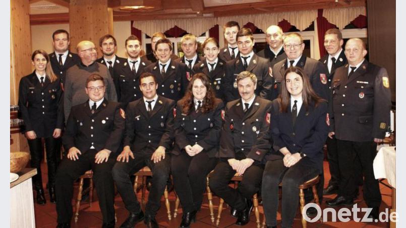 Julia Braun (sitzend, Mitte) ist die neue Vorsitzende der Feuerwehr Tännesberg. Stellvertreter sind Josef Kirchberger (sitzend, Zweiter von rechts) und Lukas Eckl (sitzend, Zweiter von links). Neuer Kassier ist Constantin Rom (sitzend, links). Bild: rfi