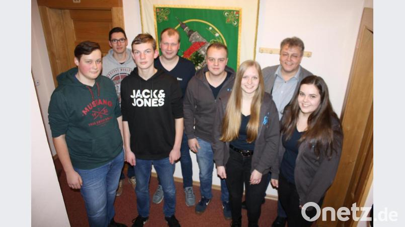 Neuer Rekord: 54 Mitglieder gehören der Oberbibracher KLJB an. Zuletzt begrüßt der Vorstand um Florian und Elisa Biersack (Mitte) die beiden &quot;Neuen&quot; Max Diepold und Nils Kaulser (vorne, von links). Darüber freut sich auch Pater Adrian (hinten, rechts). Bild: edo