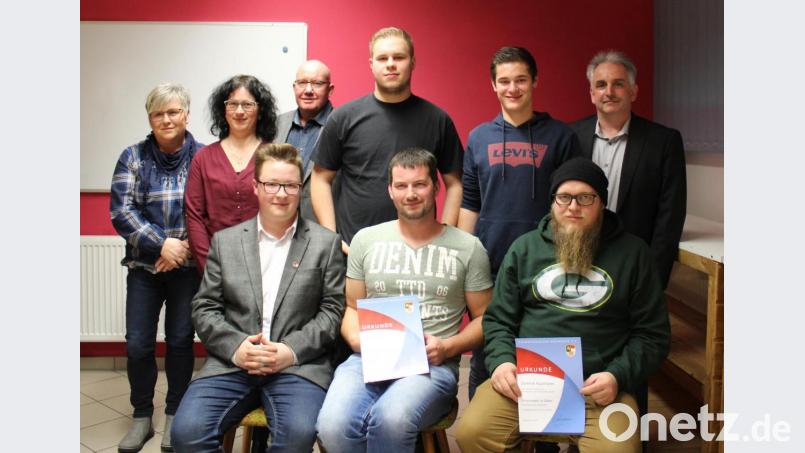 Treue Musiker sind bei der Jahreshauptversammlung ausgezeichnet worden. Stehend von links Claudia Friedrich, Christine Ullrich und Gerhard Engel (Musikbund), Daniel Bothe, Luca Frank, Alexander Riedl sowie sitzend (von links) Stephan Sölch, Patrick Plötz und Dominik Hautmann. Bild: exb