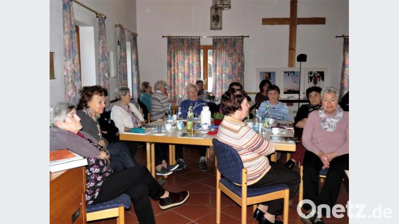 Vor allem Frauen waren zur Lesung mit Klaus Schwanda ins Evangelische Gemeindehaus bekommen. Bild: ubb